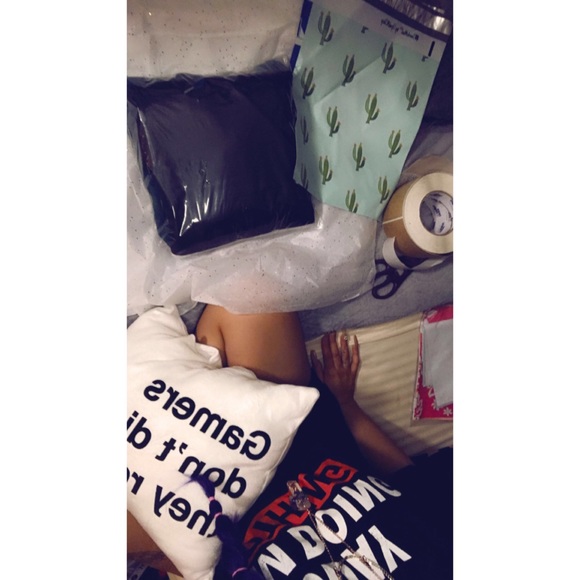 Meet your Posher, Samantha ✌🏼🤍☀️ - Picture 4 of 6